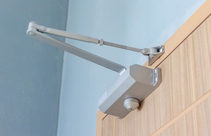 Perbandingan Door Closer Hidrolik dan Pneumatik